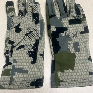 KUIU Green and Gray Camouflage Gloves